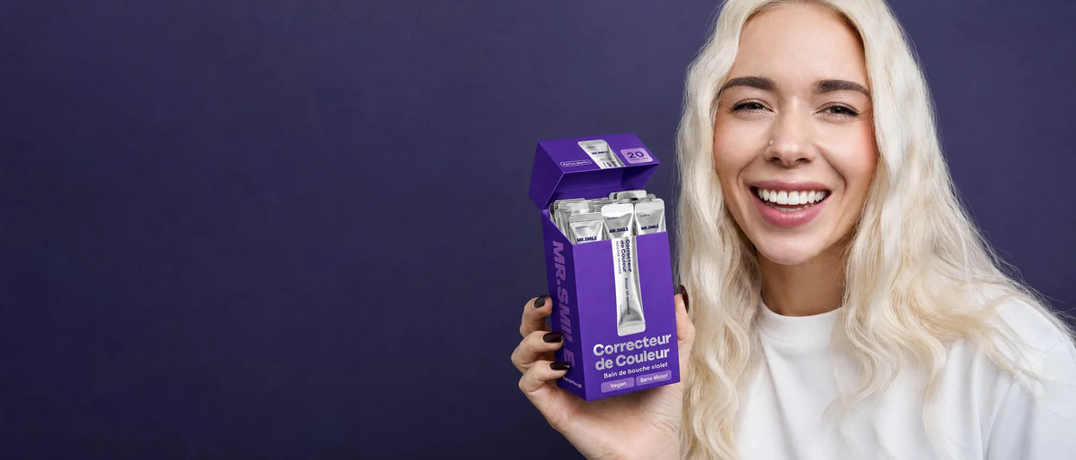 Femme souriante tenant la boîte MR.SMILE Correcteur de Couleur, bannière 21:9