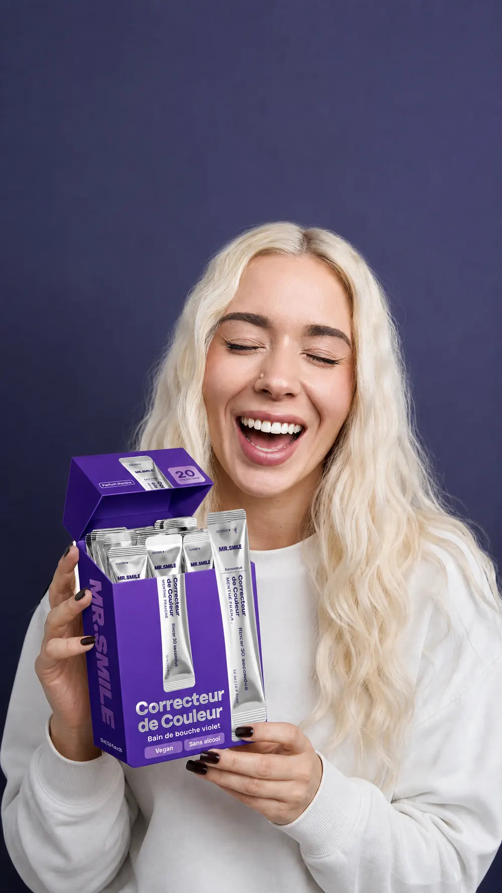 Femme riant en présentant la boîte MR.SMILE Correcteur de Couleur, bannière verticale 9:16