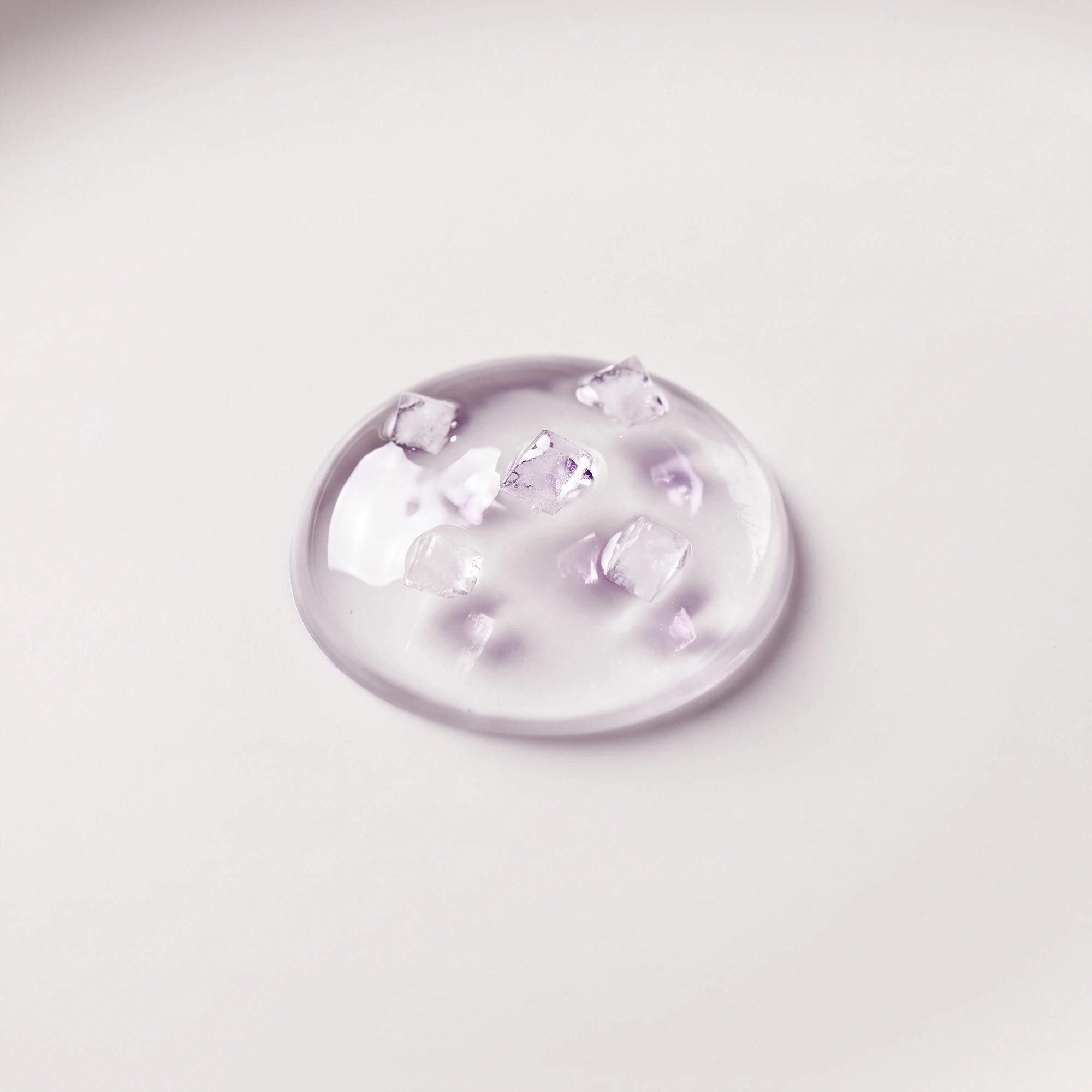 Gel transparent et cristaux : xylitol et acide hyaluronique, les actifs de soin de la formule